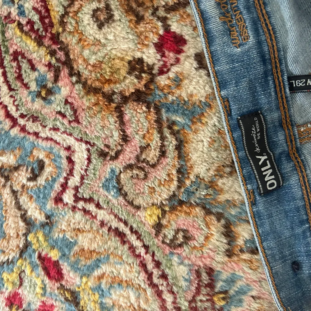 Säljer dessa sjukt snygga Lågmidjade jeans från only!. Jeans & Byxor.