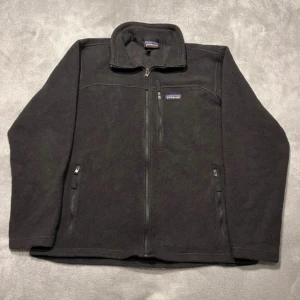 Patagonia Synchilla Fleece Svart - Säljer en snygg Patagonia fleece som är perfekt för kommande sommarkvällar 🌲. Storlek är Medium men skulle passa på någon med storlek Small också :)