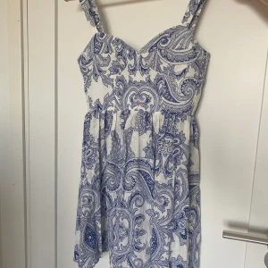 Blå/vit Zara klänning  - Jättefin klänning från Zara. Säljer den då jag aldrig får användning av den. Köptes förra året och bara använd en gång så den är i väldigt bra skick. Den är 78 lång. Köpt för 400kr. Coastal granddaughter vibes 💙🩵🤍 pris kan diskuteras 