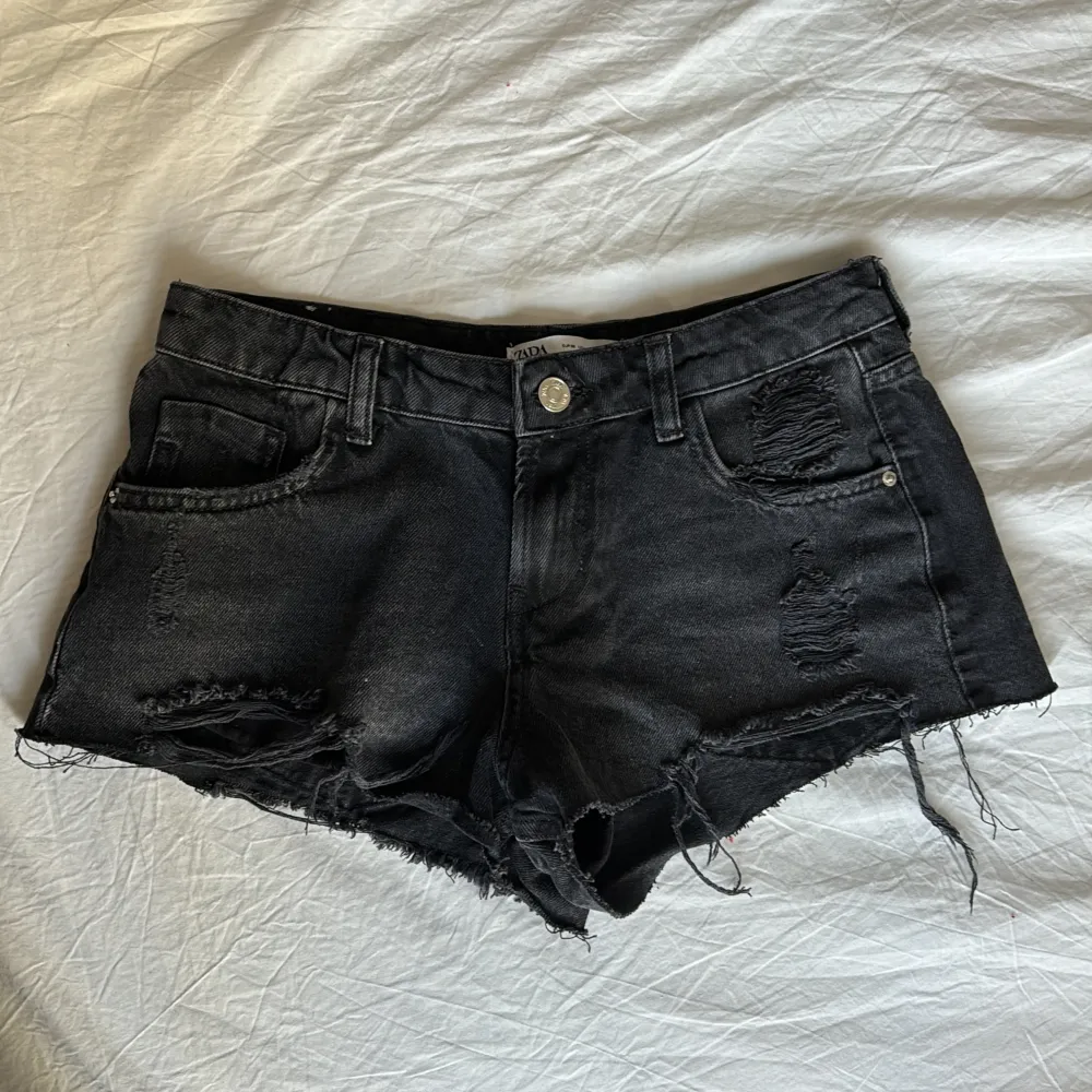 Dessa jeansshorts är från Zara och är i storlek 36. Har endast använt dem en gång då de var för små för mig. . Shorts.