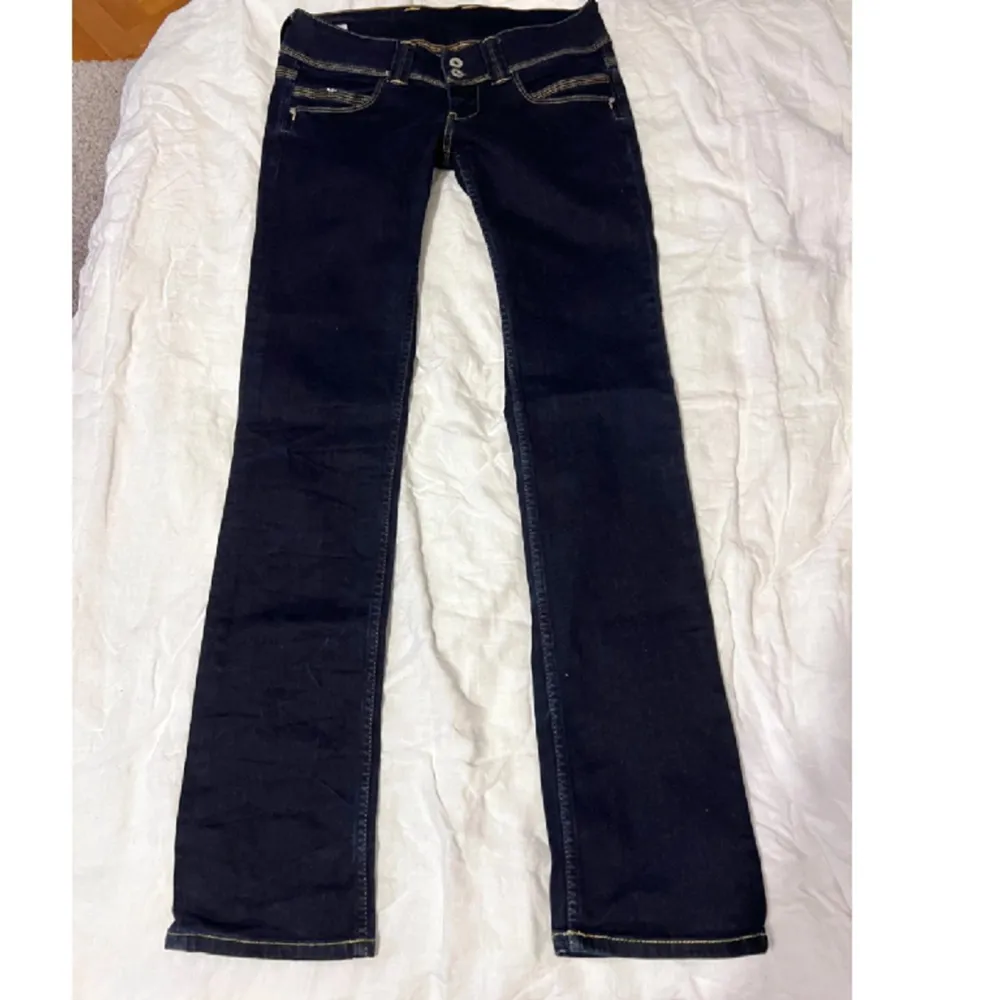 Säljer dessa supersnygga lågmidjade Pepe jeans med coola detaljer 💗 Midjemåttet är 37 cm, innerbenslängden är 85 cm och totallängden är 105 cm 💗 I väldigt bra skick, nypris 999kr . Jeans & Byxor.