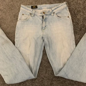 Jeans - Jeans från lee som är köpta här på plick. Har några defekter men inget man tänker på