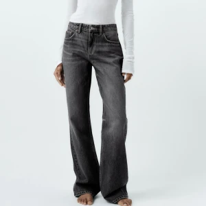 Nakd liknande jeans -  Säljer dessa dupe jeansen på nakd jeansen då de var för långa för mig. Skulle säga att den passar dig som är 165 och upp i längden. Skriv om du ät intresserad! 🩵💞