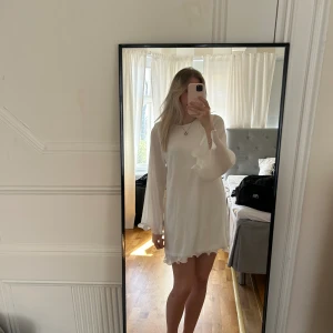 Vit Gina klänning  - Säljer denna fina vita klänning ifrån Gina som är perfekt student eller avslutnings klänning. Den är aldrig använd och är så gott som ny! Nypris 599!