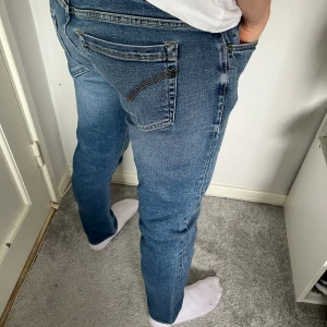 Dondup jeans George - Tja! Säljer nu mina sjukt snygga och  dondup jeans som är perfekta till våren och sommaren | Trendigaste och mest eftertraktade jeansen på marknaden! | Storlek 34, sitter som 33 | Skick: 9/10 | Ny pris: 3600 kr, Säljs för 899kr