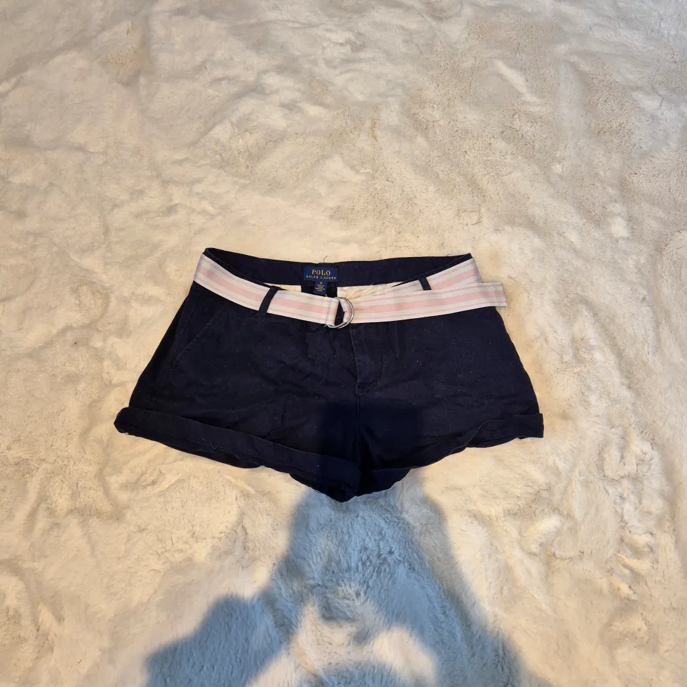 Så snygga Ralph Lauren shorts som tyvärr inte kommer till användning längre😘. Använda men skick är superbra och ser helt nya ut. Lite skrynkliga men kan stryka dom vid köp hör av er om ni har några funderingar🤗. Shorts.