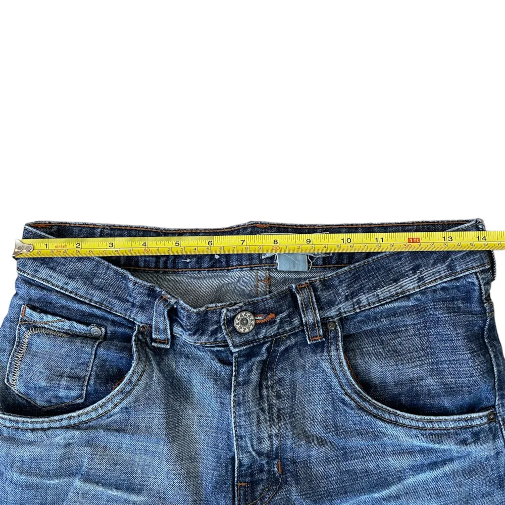 ett par feta jeans som säljs för 100kr.  Storlek: XS i herr. Mått: 36cm i bredd och 87cm i längd.. Jeans & Byxor.