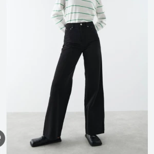 Svarta jeans  - Svarta raka jeans, storlek 40, passar inte och använda fåtal gånger. Väldigt bra skick. Högmidja. Köparen står för frakten. Säljer för 200kr