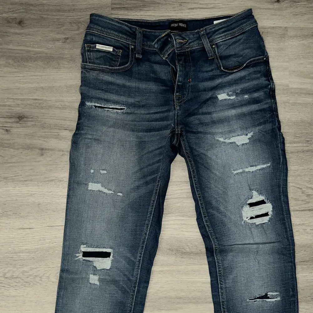 Jeans från ANTONY MORAT i storlek 30/30  TAPPERED   Aldrig använts sedan beställningen,  alltså så gott som nya . Jeans & Byxor.