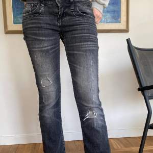 Jätte snygga low waist jeans som är lite för korta för mig. Jag är 170 ungefär. Valerie bootcut