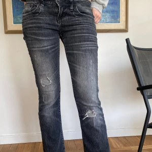 Low waist jeans - Jätte snygga low waist jeans som är lite för korta för mig. Jag är 170 ungefär. Valerie bootcut