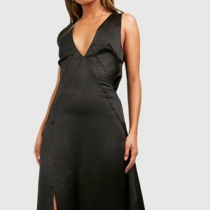 Svart balklänning - Oanvänd, lapp kvar. Säljer då den ej går att skicka tillbaks pga att det gått för lång tid.