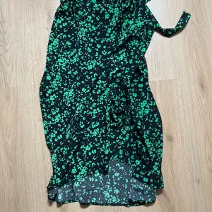 Grön/svart lång kjol, bra skick, aldrig använts, går att justera storleken. 