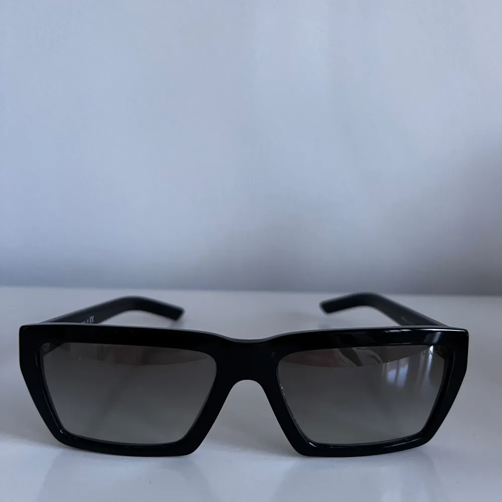 Solglasögon från Prada SS23. Snygg och trendig modell. Väldigt fint skick. Solglasögonfodral ingår. Nypris: 3095kr.. Accessoarer.