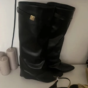 As snygga svarta boots 🖤 - Storlek 38  Oanvända boots 🖤 Köpta på Plick för ett tag sedan  PSSS! Bilden är lånad! 