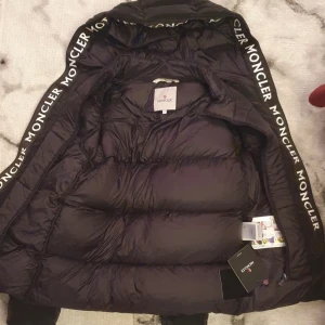 Moncler jacka för män - Moncler jacka helt ny oanvänd med prislapp på. Jätte bra kvalite på den, storlek M. Pris går att diskutera vid snabb affär. 