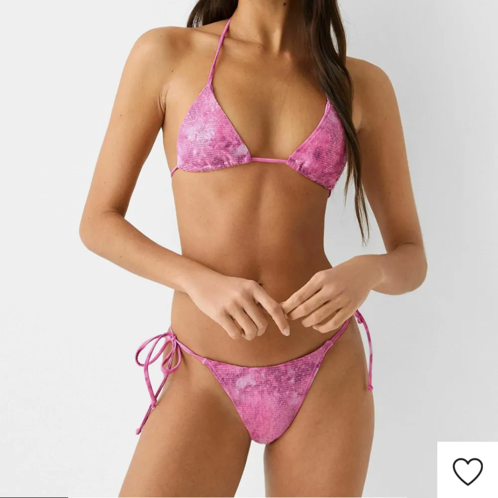 Säljer denna helt slutsålda bikini då den inte passade mig i storleken. Helt oanvänd🩷🩷🩷. Övrigt.