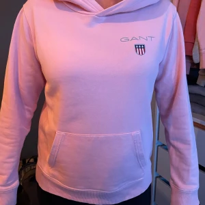 Gant hoodie - Rosa Gant hoodie i storlek 170 men den är väldigt stor i storlekn! Den som har tröjan på bilden har vanligvis storlek M! Inga skador finns på den!❤️