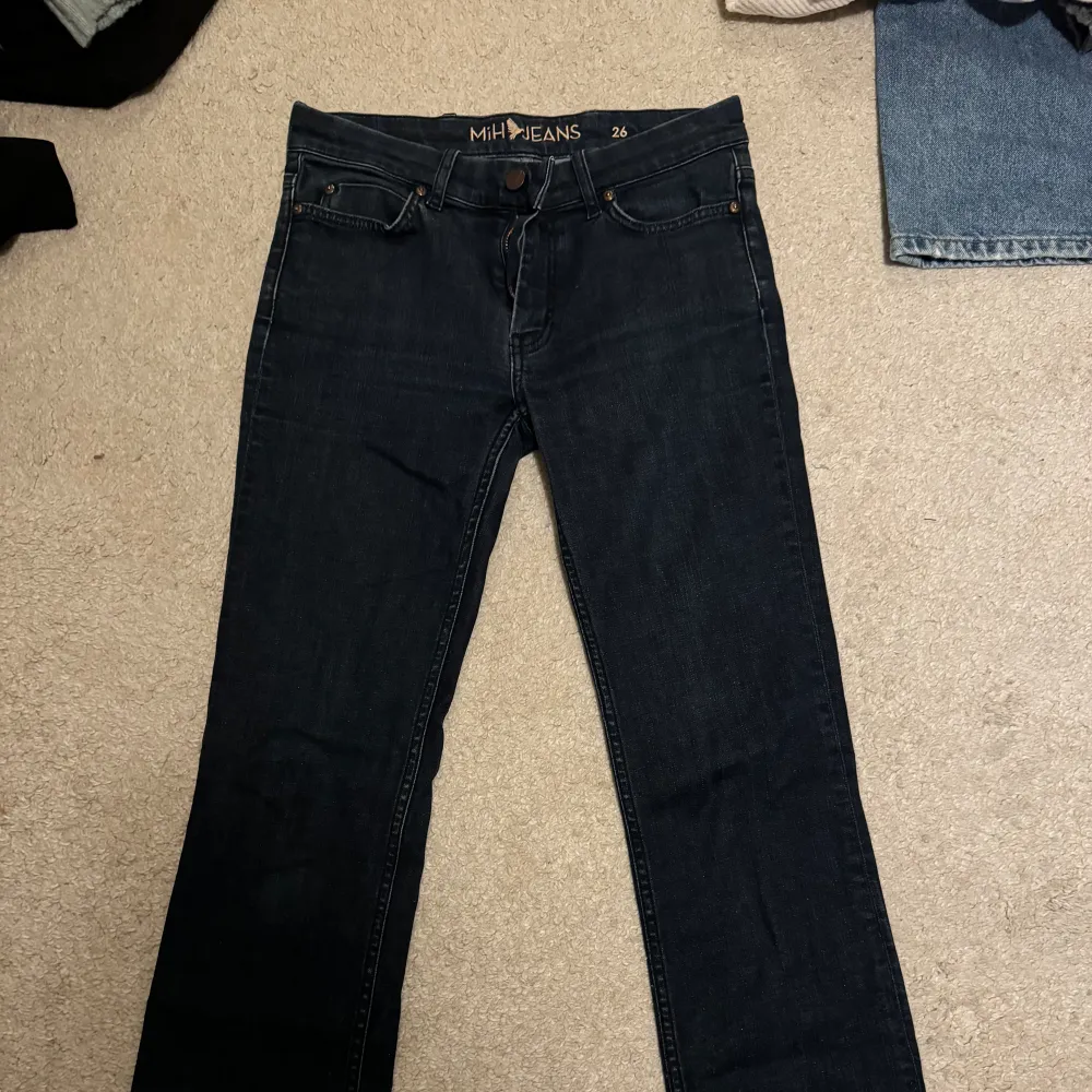 Jag säljer så fina low waist jeans som tyvärr har blivit försmå för mig 💕. Jeans & Byxor.