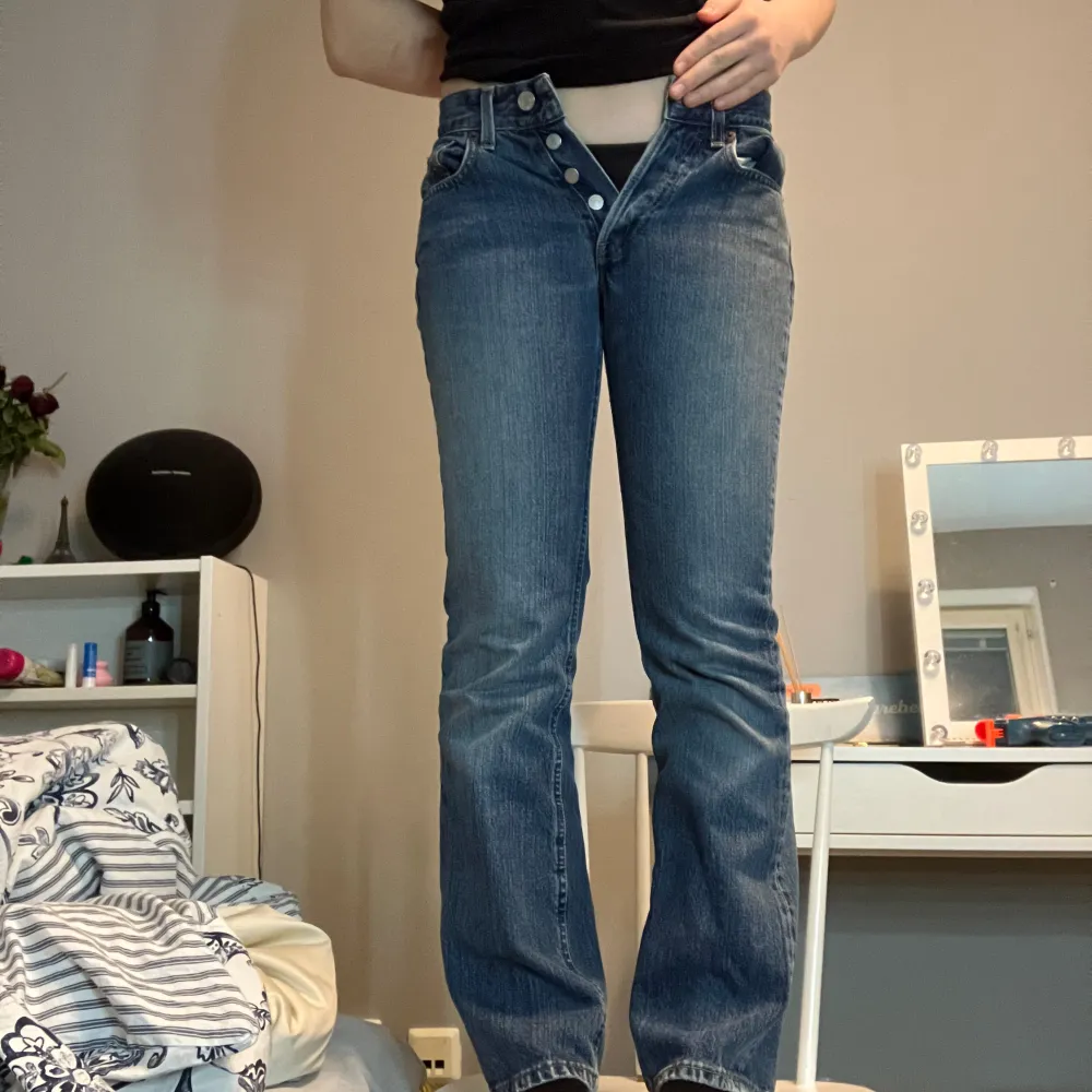Assnygga blå jeans som tyvärr blivit för små. Jag är 161cm lång och de är perfekta i längden. Köpte utomlands för 650kr och har inte sett att fler sådana här jeans säljs längre🤗Nästan aldrig använt.  Pris är jag öppen att förhandla om☺️. Jeans & Byxor.