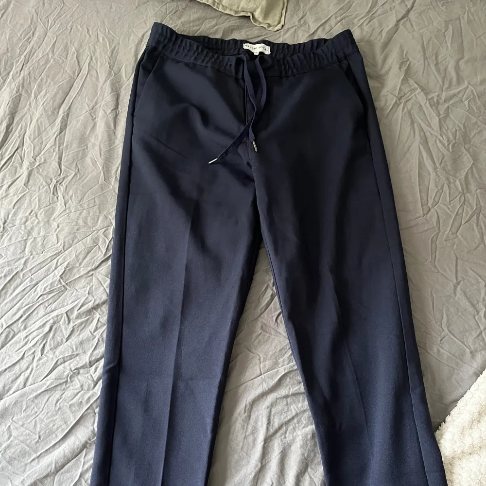 Mörkblå kostymbyxor från Studio Total, storlek medium. Mycket fint skick, oanvända. Säljes för 200 kr👖. Jeans & Byxor.