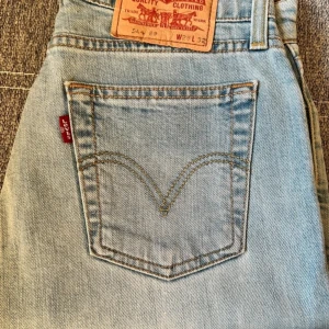 Levi’s Jeans - Fint skick men passade tyvärr inte på mig, low/mid waist, små i storleken
