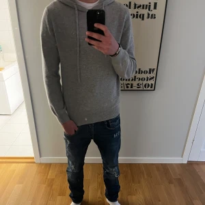 Kashmir hoodie  - Tjena säljer nu en väldigt snygg Kashmir hoodie i färgen grå 🤩 Hoodien är i ett väldigt bra skick och är i storlek S. Hoodien har inga defekter. Hör av er vid minsta fråga eller fundering. Pris kan självklart diskuteras!!