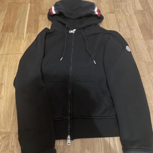 Moncler Kofta - Moncler kofta storlek M. I bra skick, inga hål eller liknande