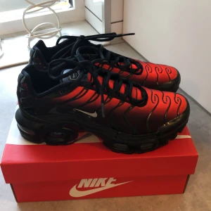Nike tuned 1 skor  - Knappt använda, mycket bra skick. Storlek 37,5. Skickas i original kartong. Svarta med röd och lila.  Nypris 1500 kr