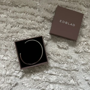 Edblad armband - Cary Bangle steel i storlek 19,5 cm. Använd fåtal gånger och är i väldigt bra skick. 😊