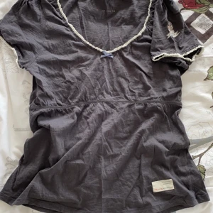 Fin Odd Molly tröja - Bekvämt material. Gott skick.  Mörk grå/blå färg.  