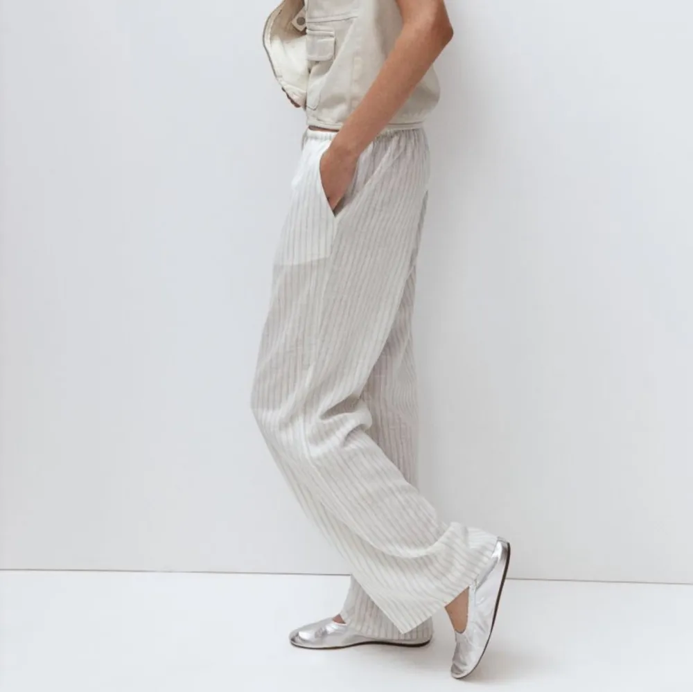 Säljer dessa lowwaist linne byxor i storlek M från Divided! Passformen ser ut som på bild 4 och 5. Jeans & Byxor.