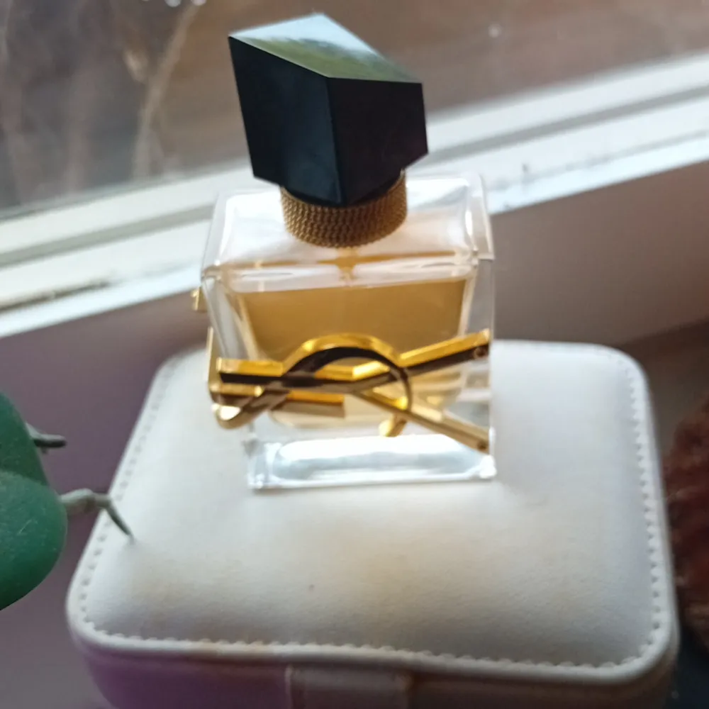 Jag säljer en av mina älskade Yves Saint Lauren parfymer 30 ml för  750 kr ! Den köptes för 900kr och jag säljer den för 750kr ! Den är endast testad med en helt MAGISK   DOFT och är en mycket populär parfym på sociala medier ! Mvh Åsa 🌹. Övrigt.