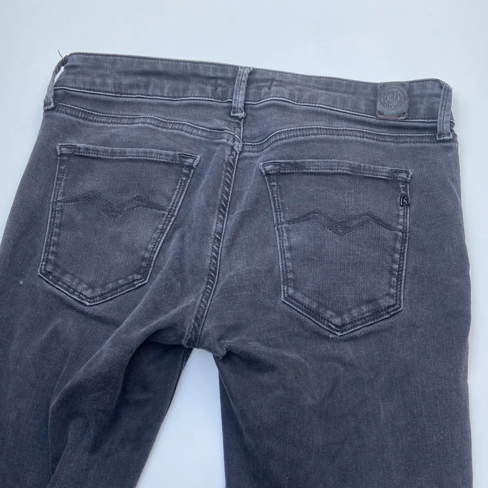 Säljer dessa feta replay jeans färgen svart. Storleken är W28 skick är 8/10 om du har frågor och fundreringar så är det bara att skriva. Mvh SVC. Jeans & Byxor.