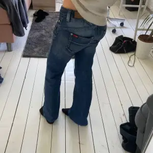 säljer dessa jeansen som jag har köpt på instagram av perfect jeans, dom är lågmidjade och bootcut med unika fickor på framsidan, kan skicka fler bilder via DM ❤️‍🔥🙌🏼😇 passar mig som är ca 159 och brukar ha 32/34 🌟