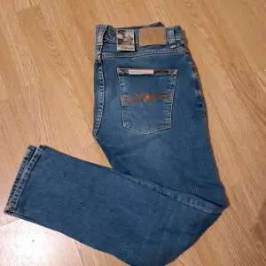 Säljer ett par riktigt snygga jeans från märket Nudie, byxorna e sprillans nya bara testade Modellen lean dean och storlek W31 L30 . Nypris 1600 mittpris 500 Kontakta om det finns några frågor