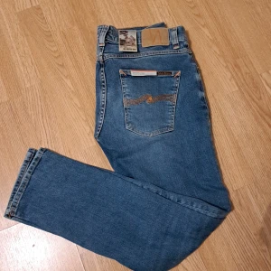 Nudie jeans - Säljer ett par riktigt snygga jeans från märket Nudie, byxorna e sprillans nya bara testade Modellen lean dean och storlek W31 L30 . Nypris 1600 mittpris 500 Kontakta om det finns några frågor