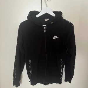 Nike set - Svart Nike set. Tröja och byxa