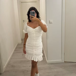 Vit klänning - Jätte fin student klänning. Endast haft på mig en gång förra året. Jag är 153cm om den slutar precis under min rumpa. Väldigt bra kvalite på den. Storlek XS