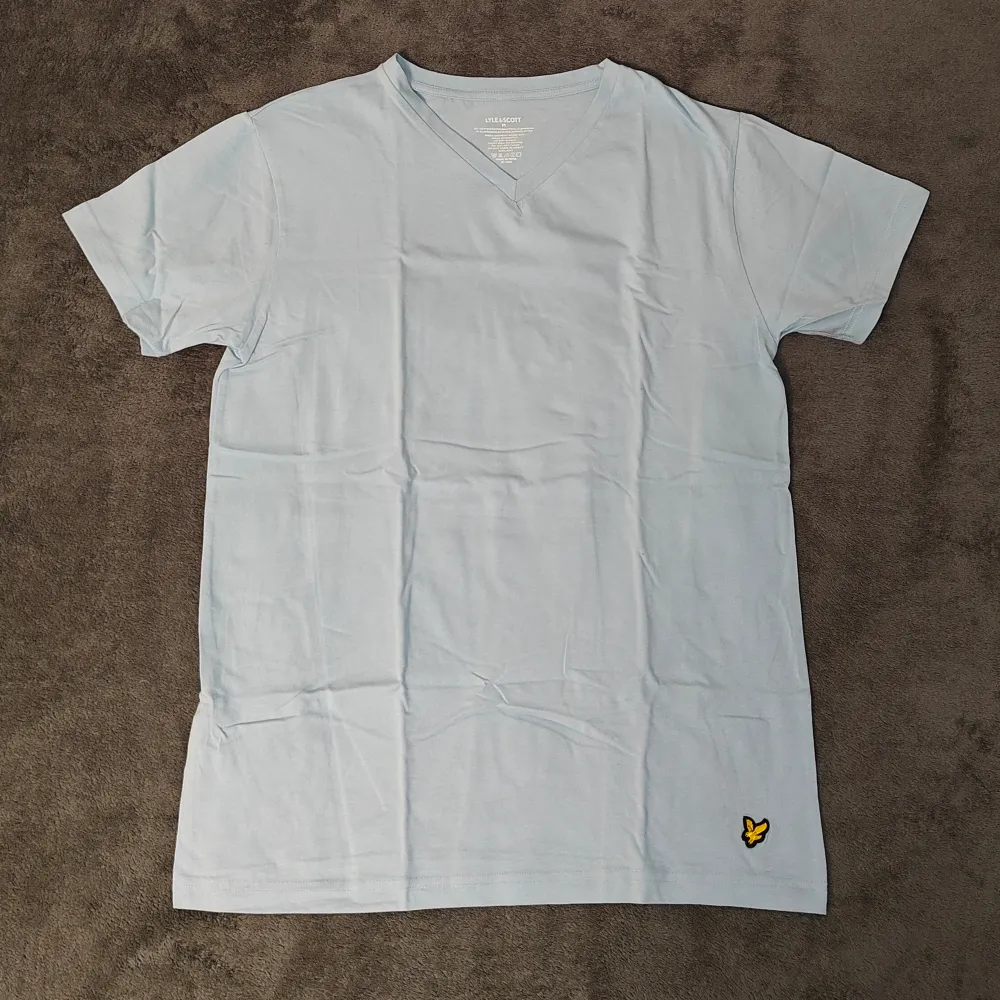 Ljusblå Lyle & Scott v ringad t-shirt. Storlek medium, 100% bomull. Skriv vid minsta fundering eller för fler bilder! . T-shirts.