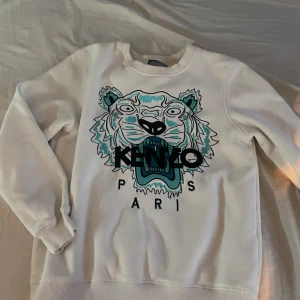 Kenzo tröja  - Den är använd men i bra skick den är i storlek M men sitter som en XS