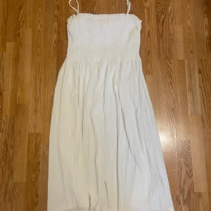Vit läng klänning👗 - Supersnygg och fin klänning ifrån h&m har använt inga gånger och är i storlek XL men kan passa till M-XL