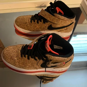 Nike air  - Storlek 43 men lite små i storleken Väldigt bra skick då jag bara testat dom. Säljer för dom va för små.  Går att diskutera pris vid snabbt köp. Tyvärr följer ingen skolådamed . Några frågor så skriv till mitt nr eller vart som 0707585768