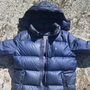 Polo jacka  - Polo jacka i storlek xs är en vinter jacka men funkar till våren också. Har en liten skada under armen men något man inte ser eller tänker på. Fråga gärna frågor mvh Victor 