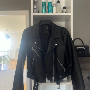 Snygg skinnjacka från only 😍 - Supersnygg och trendig (fake) skinnjacka/läderjacka från only❤️‍🔥 superbra skick, använd fåtal gånger! Säljer då jag har för många vår/sommar jackor 😊 skriv för frågor