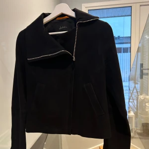 Vårjacka  - Vårjacka i jeans liknande material. Aldrig använd 