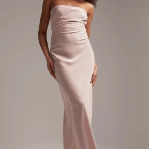 Balklänning - Säljer denna vackra balklänning från Asos som endast är prövad annars helt oanvänd, den är i storlek 34 och passar mig som vanligt vis har 34-36. 