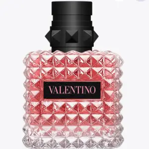 Säljer min valentino donna born in Roma parfym då jag köpte fel storlek. Den är därav helt oanvänd och kan även skicka bilder för bevis. Original pris är ungefär 1 000 men sänker! 🫶🏻☺️