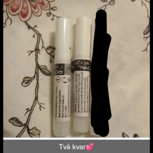 Nagellim  - Säljer två helt oöppnade nagel lim. Säljer båda för 20kr eller en för 8kr! 