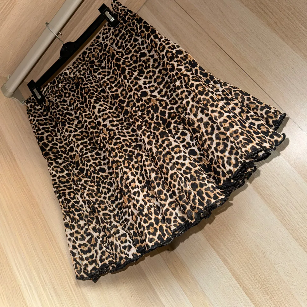 Söt tunn mini kjol med leopard mönster från NA-KD , storlek S / 36. Använd få gånger men inga tecken på användning. Fint skick. Sjukt fin till en svart eller vit topp. . Kjolar.